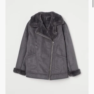 Skitsnygg oanvänd jacka med päls✨ - Aldrig använd då jag tyckte den var för stor på mig som är 157 lång, hann aldrig returnera så har prislappen kvar och allt endast testad. Supermjuk insida💞💞