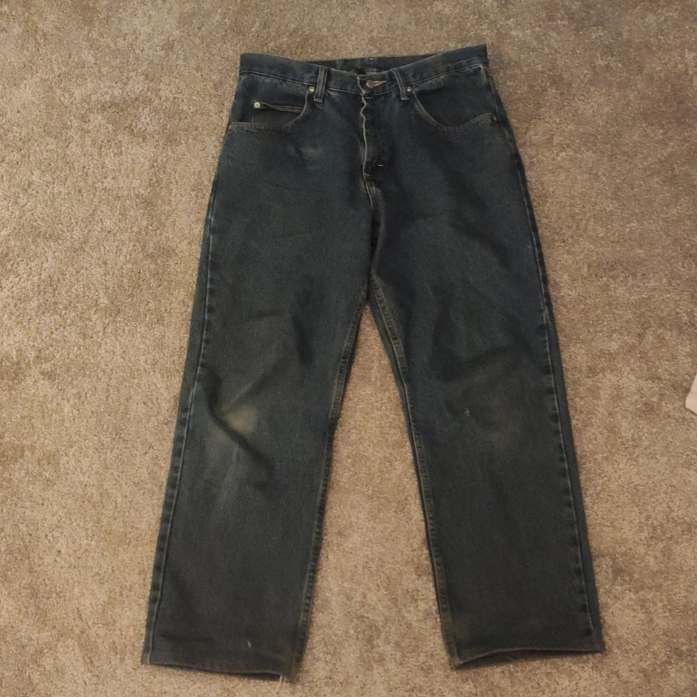 Ett par vintage wrangler jeans i fantastiskt skick. Dem är vidare än Levi's 501 men inte sådär larvigt lösa. Dem är inte alls så smutsiga som dem ser ut och har sedan bilden tagits blivit tvättade. Tagen säger 33/32 men är nog mer 31/31. Leg opening: 22cm. Jeans & Byxor.