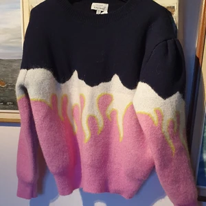 Stickad sit,sexig och unik tröja  - I mycket bra skick och passar till allt. Köpte den I Paris och användade bara 2 dager. Säljer den eftersom jag köpte 2.Den är mycket mysig och stilig man kan ha den var som heist.finns fler bilder och bud I kommenterna under 1000.