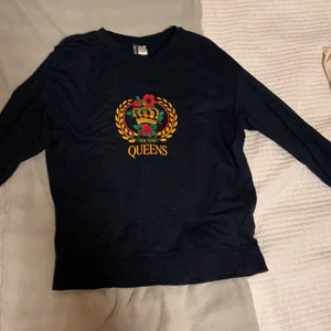 Långärmad T-shirt - Mörkblå långärmad T-shirt med New York tryck på magen. Säljer då jag känner att den inte riktigt är min stil längre, men är endast använd typ 3 gånger.