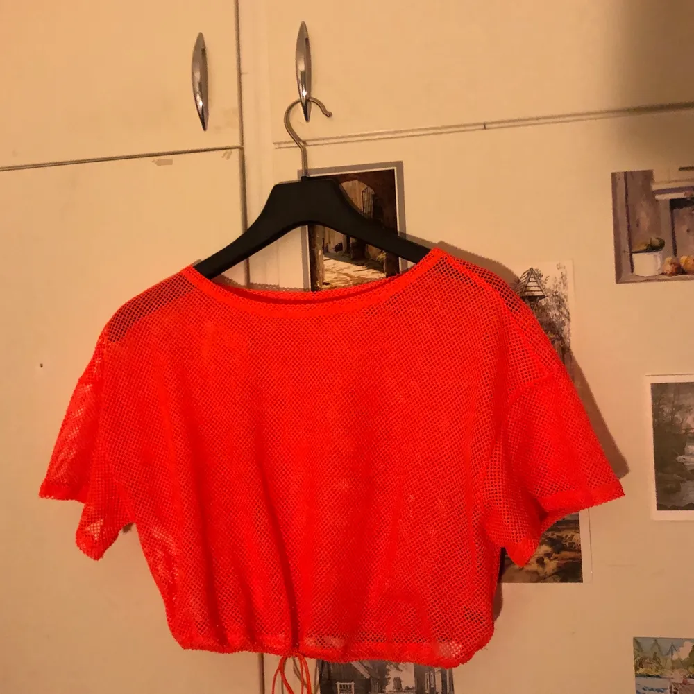 En orange kroppad nät tröja som går att dra åt i midjan. Från shein. Kan va en fin tränings detalj. Aldrig annvånd. Köpare står för frakten💕. Toppar.