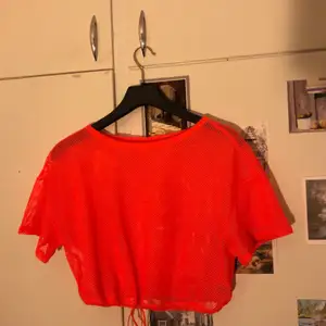 En orange kroppad nät tröja som går att dra åt i midjan. Från shein. Kan va en fin tränings detalj. Aldrig annvånd. Köpare står för frakten💕
