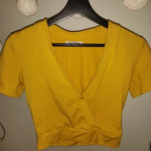 Zara, urringad t-shirt.  - Enkel men super fin topp. Endast använd en gång 