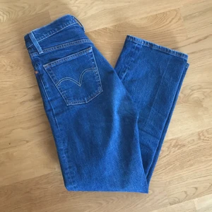 Levis jeans  - Levis ribcage straight i storlek 27/29. Ser ut som på modellen men lite ”blåare” i färgen. Väldigt fint skick!
