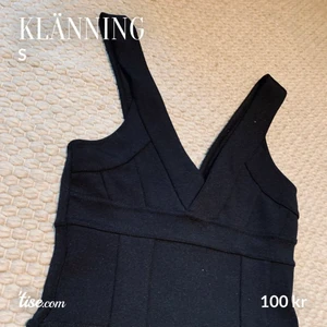 Svart klänning - Figurnära svart klänning från bikbok. Mycket fint skick. Lapp om storlek saknas, men passar S-M
