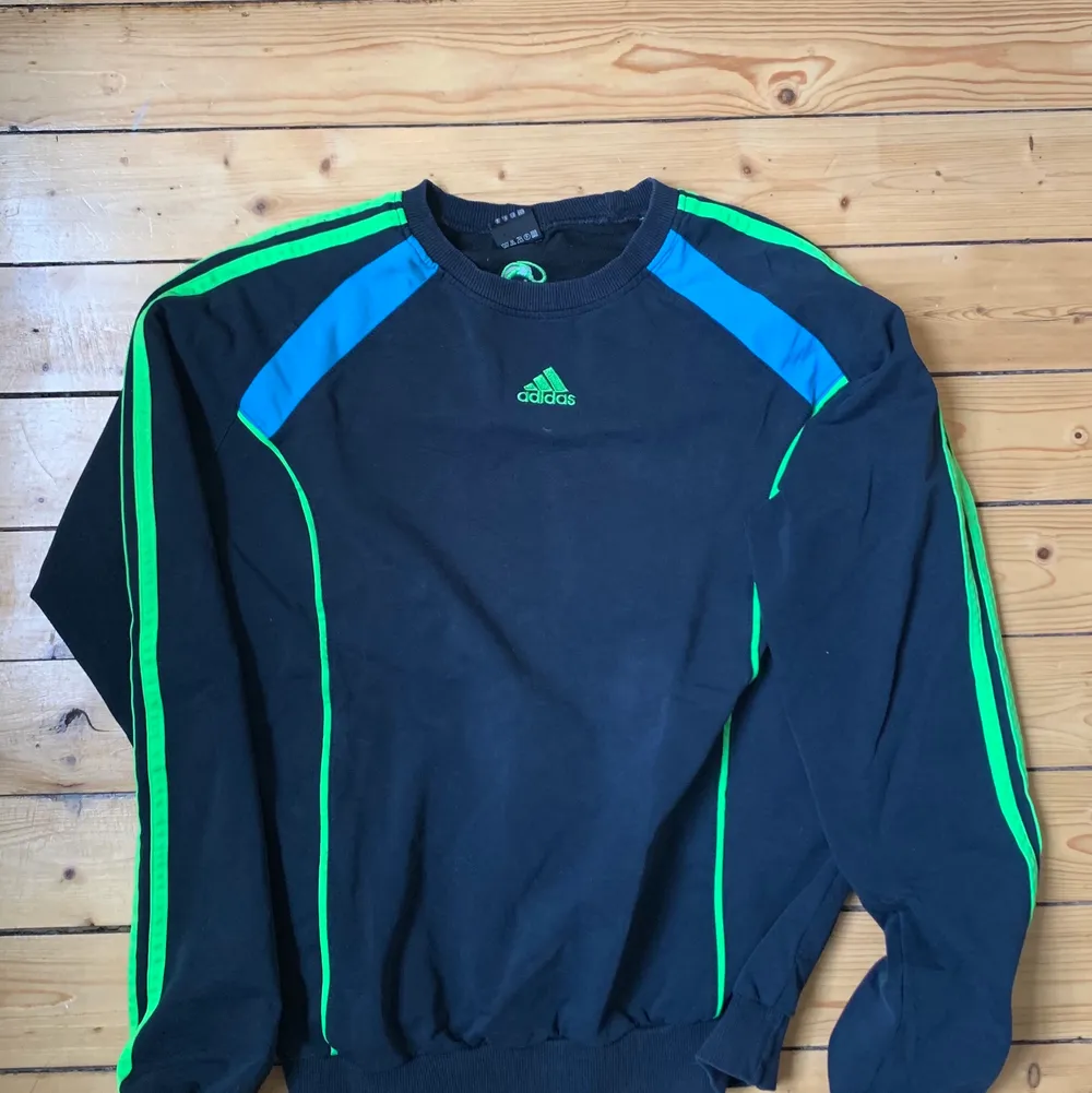 Snygg, trendig sweatshirt från Adidas. I storlek S. . Tröjor & Koftor.