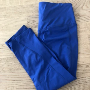 Korta träningstights  - Trekvarts träningstights från h&m. Aldrig använda. Skitsnygg blå färg, perfekta till sommaren! ☺️