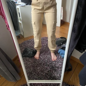 Byxa från Gina Tricot st S - Riktigt snygga och sköna byxor, passar både till vardag men även myskvällar 