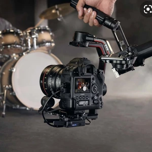 DJI RS2 - Skapar stabila videor utan kameraskakningar och motverkar vibrationer till fullo  Den klarar även av utrustning för upp till 4.5 kg Gimbalen är utrustad med flera nya fästpunkter   Splitterny och enbart testad!  Pris kan minska drastiskt vid snabbt köp! ENDAST FRAKT