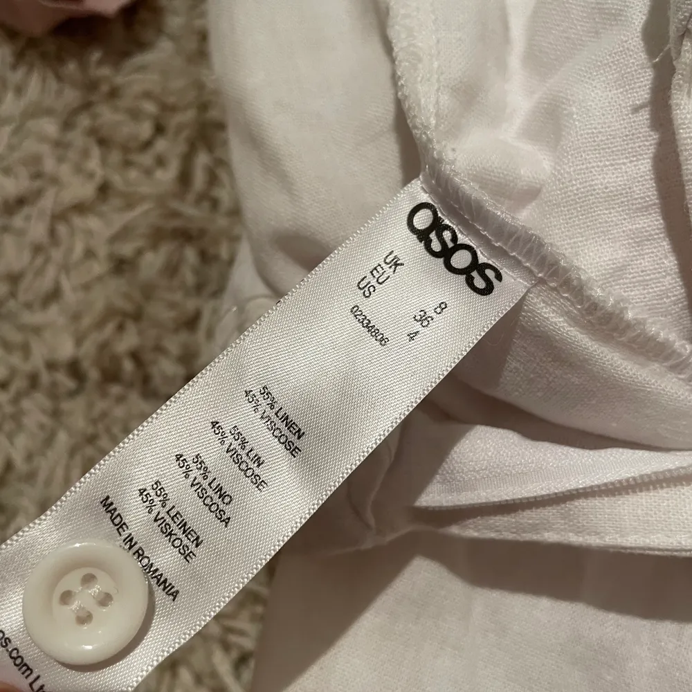 Säljer lågmidjade ankellånga linnebyxor från asos i storlek 36. Obs små i storlek så skulle även säga att den kan passa storlek 34. Använda men i gott skick 150kr+frakt! Skriv om ni är interesserade eller har några funderingar!😊. Jeans & Byxor.