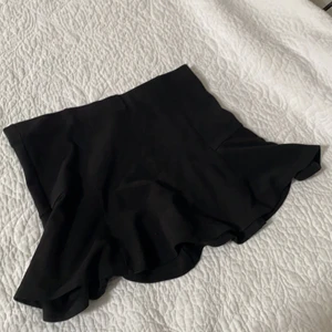 Kjol - Trendig kjol perfekt till sommaren eller med ett par tights under!! Strl M men passar S/M. Från Gina tricot. Nästan aldrig använd så i väldigt bra skick. Sitter tajt upptill och så fjädrar den ut sig neråt. Pris kan diskuteras!