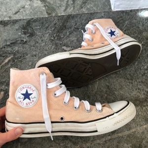 converse - höga converse i en superfin somrig ljusorange/beige färg!!🧡💛🧡💛 storleken är 5 1/2?? men passar nog 37-38 bäst