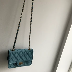 Supersöt väska!  - Säljer min blåa jättegulliga väska. Precis som ny, helt ren utan några skador. Bra skick! 