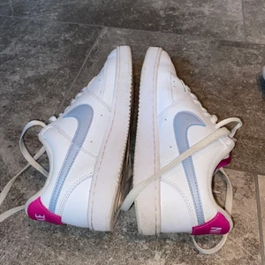 Nike skor - Storlek 37.5, fint skick 💕 Blåa och rosa detaljer 🥰 Nypris 1200 kr 