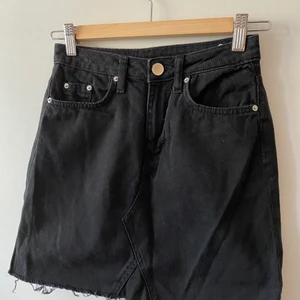 Kjol - En vanlig svart kjol från h&m💖💖