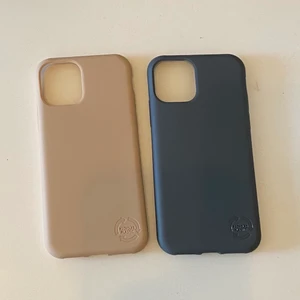 iPhone skal - Säljer dessa jätte fina och oanvända iPhone skal, ett beigt och ett gråt. Färgerna kommer inte riktigt fram på bilden med dem är verkligen jätte fina. Säljer pågrund av att köpte fel storlek, jag har en iPhone 11 men dem passar till iPhone 11 PRO🌸💞 Köp 1 för 40kr eller båda för 60kr!