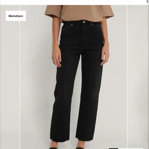 NAKD jeans - Säljer dessa trendiga och bästsäljande jeans från NAKD!! Mina favoritjeans som tyvärr blivit för små. 💞 väldigt bra skick! Frakt ingår!