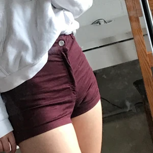 Shorts HM strl 40 - Ett par röda shorts från HM som jag tyckt om jättemycket men växt ur ): Har används tidigare så vissa kanter är lite nötta men de har inga direkta skador. Köparen står för frakten. Pris är förhandlingsbart