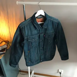 En splitterny Levi’ jacka använd Ca 1 gång, köpt på en Levi’s Shop i Spanien. Riktigt snygg och sitter som en smäck (True To Size). Absolut ett måste i garderoben🔥