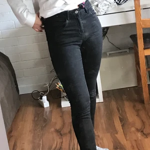 Stretchiga jeans strl 158 - Lagom High-waisted lite stretchiga skinny jeans från HM. Inga skador eller så. Köparen står för frakt (: Pris är förhandlingsbart
