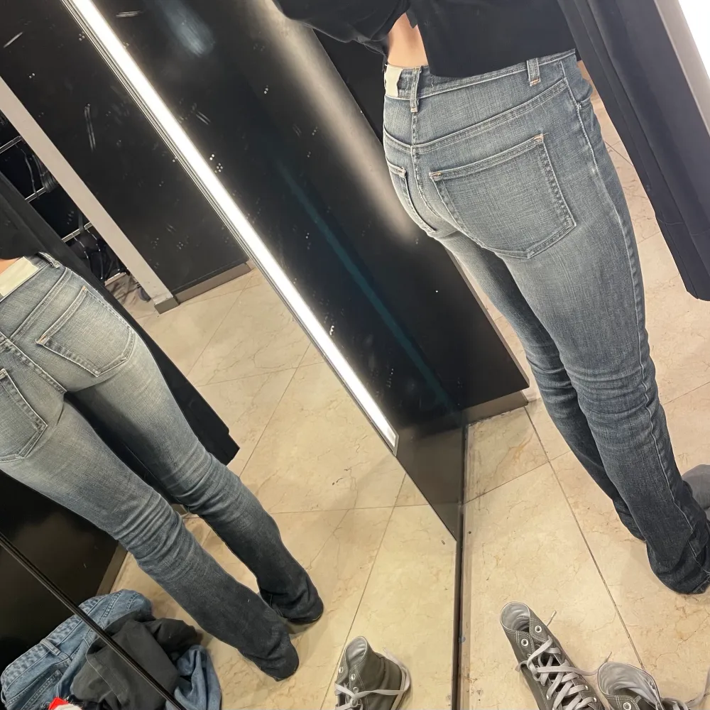 Så najs low waist acne jeans, skulle säga att de är blå grå! Vet inte vilken storlek men ca xs. Passa mig i längden som är 165cm💕köparen står för frakt. Jeans & Byxor.