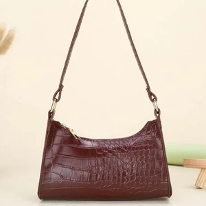 Baguetteväska  - En brun axelväska i krokodilmönster! Helt Ny, aldrig använd då jag av misstag beställde 2 st. Ifrån Shein✨💜 Exakt likadan som på bilden! Den är dock rätt liten vilket inte framstår på bilden men annars super fin!