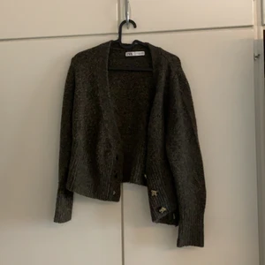Brun kofta - Kofta från zara, använd enstaka gånger. Nyskick, stängs med knappar. Inte alls stickig, hör av er vid frågor ☺️☺️