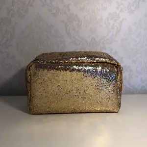 Otroligt fin guldig väska! Aldrig använt🌸
