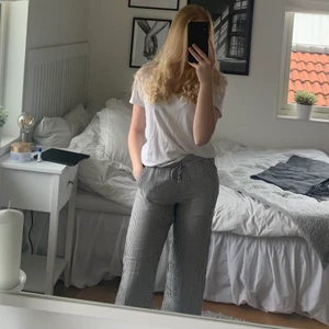 Lösa byxor från H&M - Superfina och sköna byxor från H&M. Lös passform men sitter åt vid rumpan vilket ger en fin figur. Jättesköna och fina byxor som fungerar både som mjukis och finbyxor. Endast använda 1 gång därav mycket bra skick. 