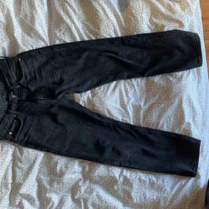 Ett par svarta jeans från weekday i modellen space relaxed straight jeans. De är super sköna, snygga och passar till allt. Jag säljer jeansen nu pga att dem inte längre passar mig men är absolut ett av mina favoritpar som jag någonsin ägt.