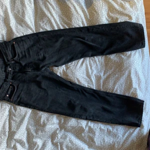 Svarta jeans från weekday - Ett par svarta jeans från weekday i modellen space relaxed straight jeans. De är super sköna, snygga och passar till allt. Jag säljer jeansen nu pga att dem inte längre passar mig men är absolut ett av mina favoritpar som jag någonsin ägt.