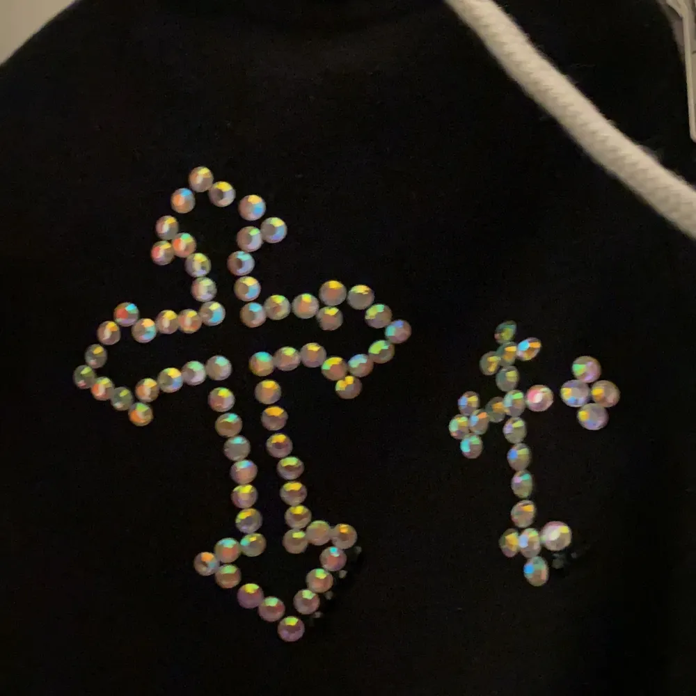 Cyber y2k zip hoodie med kors i rhinestones, skiiitsnygg och skön, kommer dock tyvärr inte tillanvändning längre :/🧊. Hoodies.