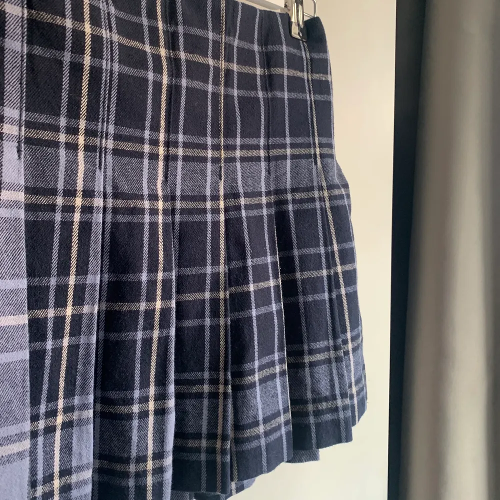 Säljer denna kjol ifrån weekday! Använd endast ett fåtal gånger❣️ Storlek 38 men passar även 34-36 med ett skärp eller när man viker in en gång!! Kontakta mig för fler bilder;). Kjolar.