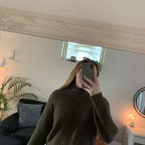 Mörkgrön stickad tröja - Från hm, väldigt skön, använd en gång. 100 inkl frakt. Pris kan alltid diskuteras