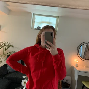 Röd hoodie - Från Gina, använd en gång så fint skick. 100 kr inkl frakt. Pris kan alltid diskuteras 