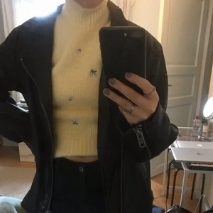 Gult stickat linne - Gult trendigt stickat linne med små blommor. Så fin nu till våren! Jag har vanligtvis S och är 177 cm