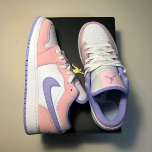Jordan 1 low GS arctic punch storlek 39/37.5 - Jordan 1 low GS arctic punch storlek 39/37.5 