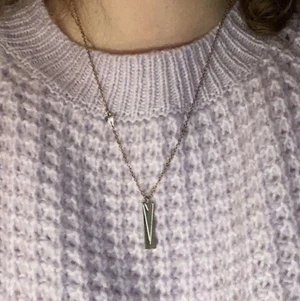 Gulligt enkelt halsband  - Ett sånt enkelt halsband men såå gulligt. På ena sidan av brickan är de ett hjärta och på andra sidan står de ”love”. Halsbandet är väldigt sparsamt använt. Kommer jag ihåg rätt köpte jag den ifrån glitter. För mer info eller bilder dm gärna mig💗🤩🤍🍓👼🏼