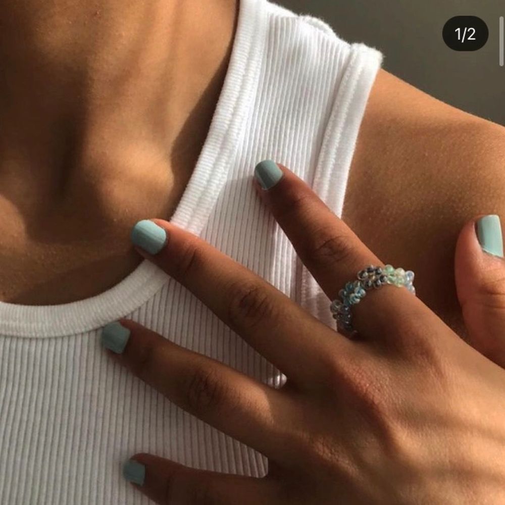 BLUE FLOWER WREATH RING 🌊🌸 säljer en handgjord ring av glaspärlor 35kr men eftersom att det är rea tills 8 maj så är det rea på 19kr 💕 Passa på nu!! Också perfekt smycke inför sommaren med fina toppar ju 😍 Instagram @designbyliya_ ❗️❗️❗️. Accessoarer.
