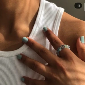 Ring - BLUE FLOWER WREATH RING 🌊🌸 säljer en handgjord ring av glaspärlor 35kr men eftersom att det är rea tills 8 maj så är det rea på 19kr 💕 Passa på nu!! Också perfekt smycke inför sommaren med fina toppar ju 😍 Instagram @designbyliya_ ❗️❗️❗️