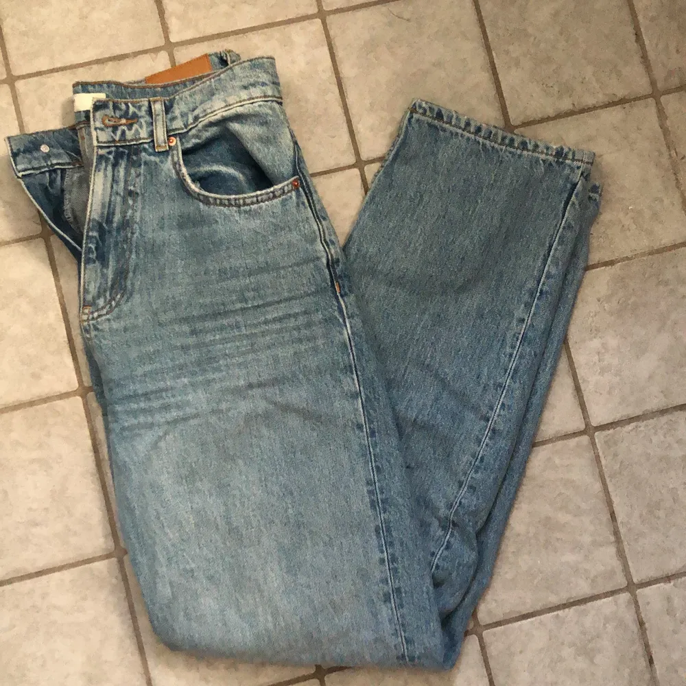 Säljer dessa jeans från gina som endast är använda 2 gånger just pga att de är för korta i benen på mig som är 175 så känner jag mig inte bekväm med att använda de, därför tror jag att de kommer mer till användning för någon annan💕. Jeans & Byxor.