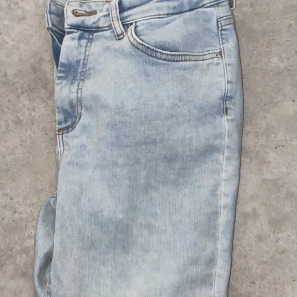 Säljer dessa byxor ifrån Only, dem är ljusblåa väldigt sköna och stretchiga, har även lite slitningar nedanför. . Jeans & Byxor.