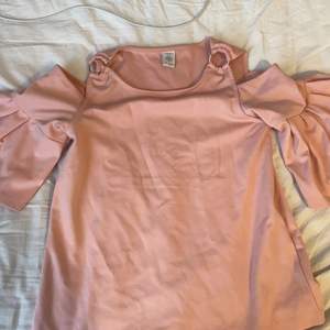 En rosa fin tröja