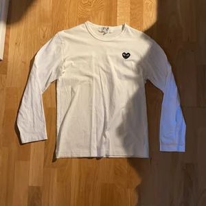Comme des Garçons longsleeve t-shirt/crewneck - Långärmad CDG Play tröja med svart hjärta på bröstet. 8,5/10 skick, använd men utan synliga fel. Storlek L på tagsen men sitter snarare som en S eller liten M. Buda gärna!
