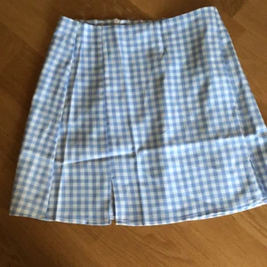 Kjol  - Jätte fin rutig kjol. Köparen står för frakt, passar inte mig. Använd