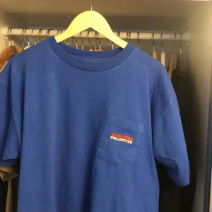 Vintage Marlboro t-shirt - Unik vintage tröja från marlboro i väldigt bra skick, kan diskutera pris men inte för lågt eftersom detta är ett väldigt unikt plagg.