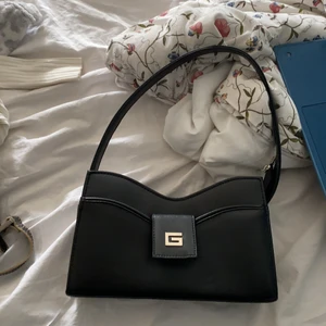 Väska - Jäättefin svart skinn väska från second hand men som aldrig kom till användning, ser smutsig ut men de är bara ljuset, G flärpen hänger löst men de är inget man tänker på 