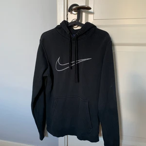 Nike hoodie - Säljer för den är för den sitter för litet för mig som är nästan 190 cm lång. Funkar även för mig bara att den sitter tight så är du 180 och under så passar den beroende på hur du vill att den ska sitta :)  (Storlek S unisex) 
