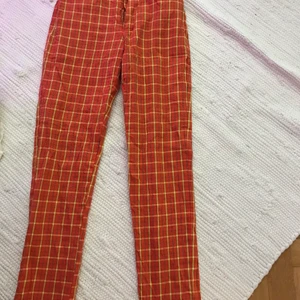 Höjmidjade byxor, 90s - Högmidjade byxor i small (stretch) 