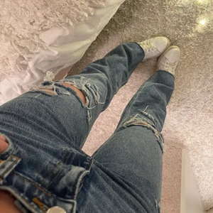 Slitna full lenght 90s - Säljer mina ZARA FULL LENGHT 90S jeans!!! Använda 1 gång!!! Jag är 176 cm💕🥰 SLUTSÅLDA!!! Buda privat